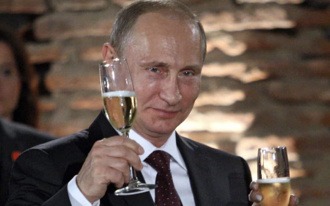 Ucraina russia putin beve vino